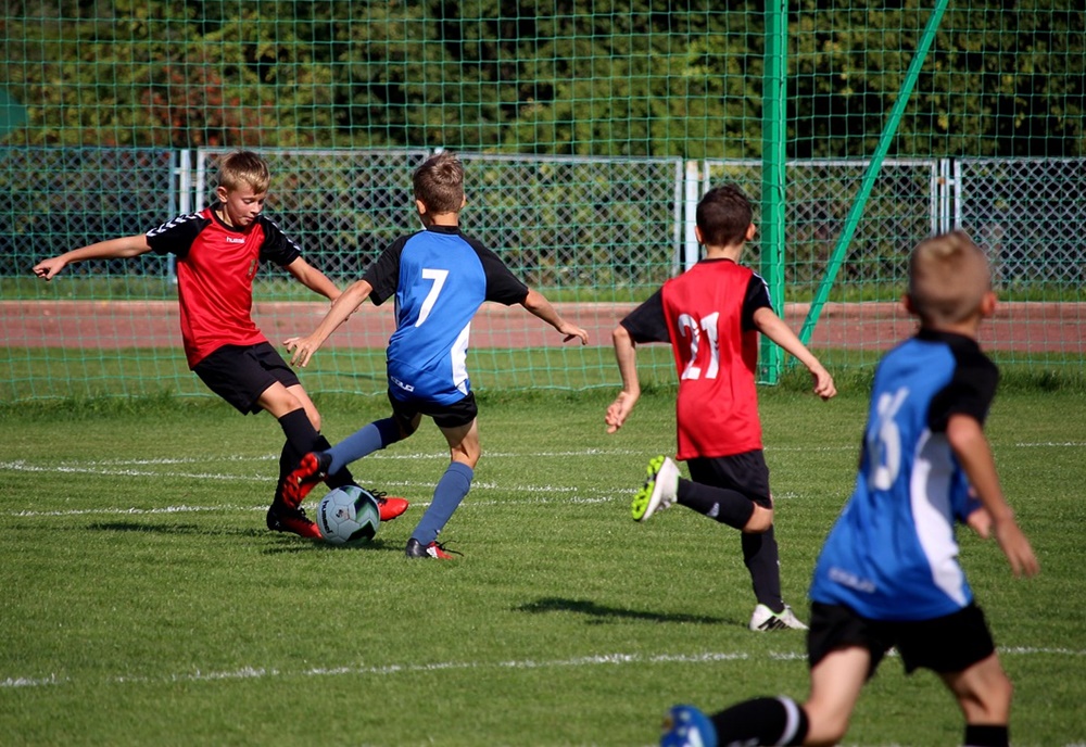 Futebol Infantil. As Crianças Estão Jogando Futebol. A Luta Ativa